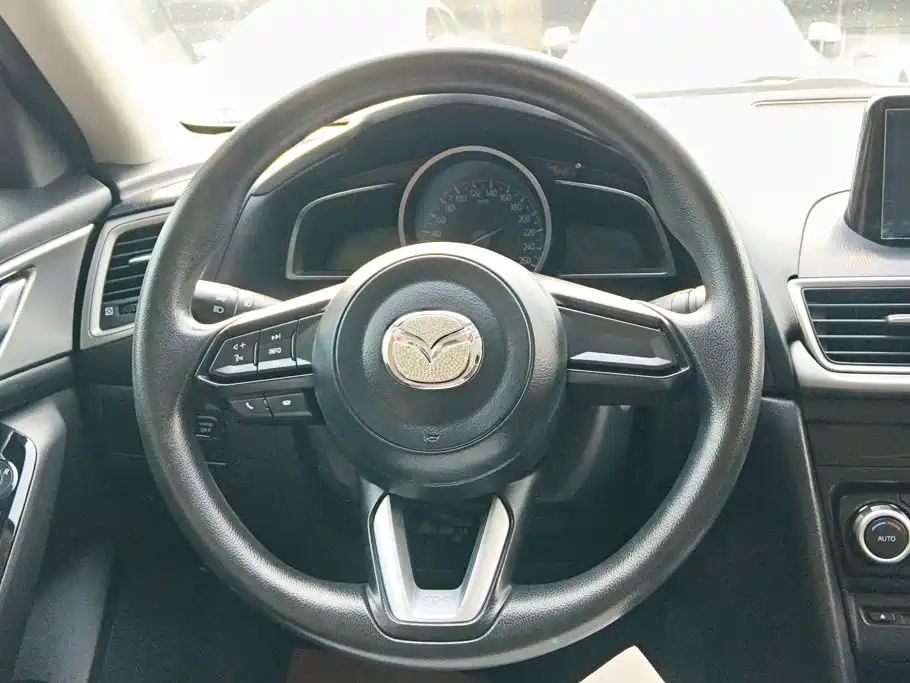Mazda 3 Axela 2017 — фото 15