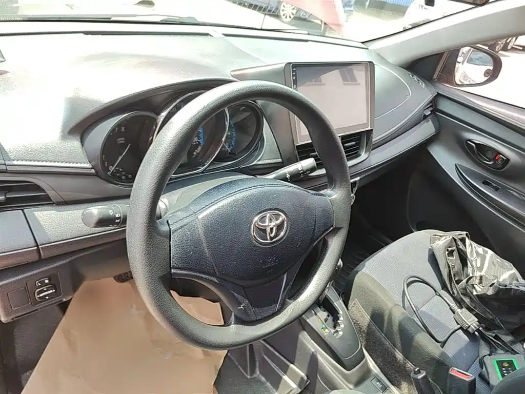 Toyota Yaris L 2017 — фото 11