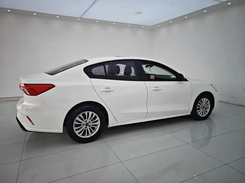 Ford Focus 2020 — фото 18