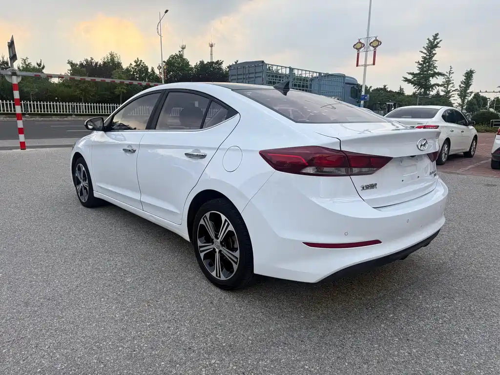 Hyundai Elantra 2019 — фото 6