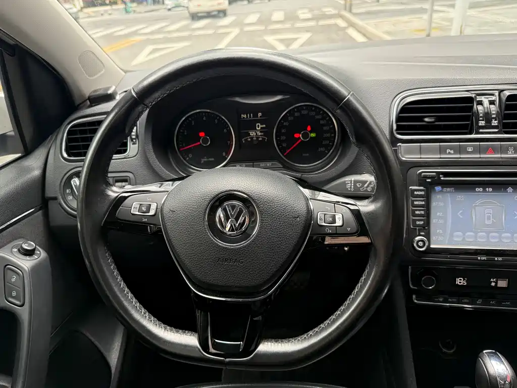 Volkswagen Polo 2016 — фото 15