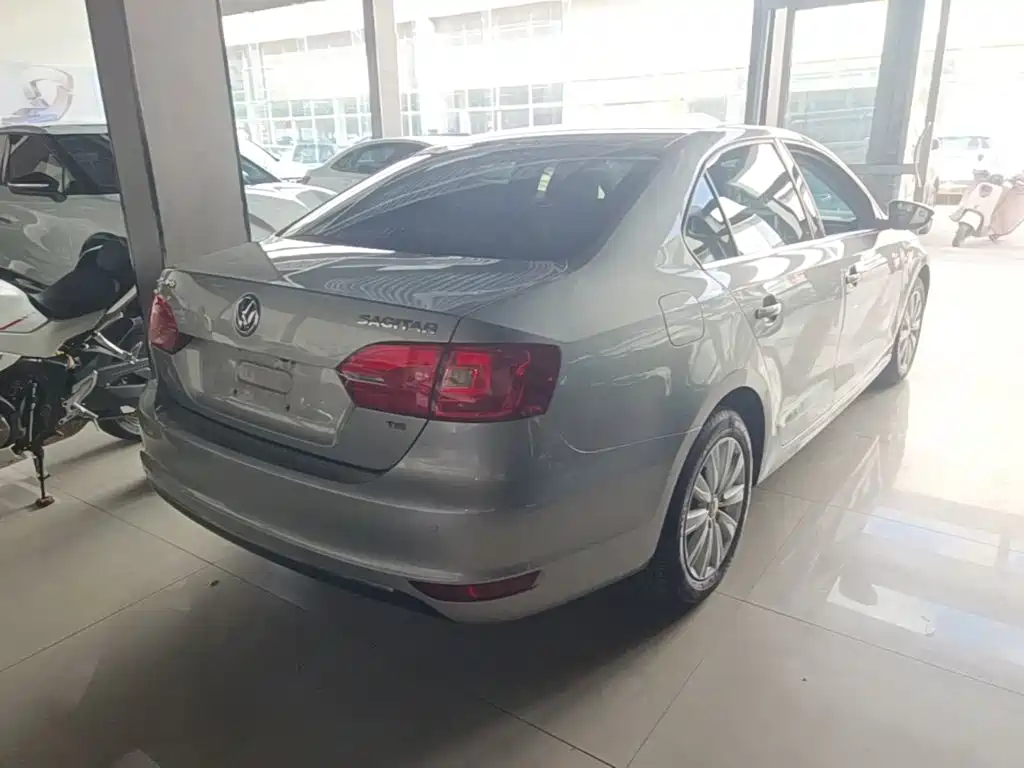 Volkswagen Sagitar 2015
