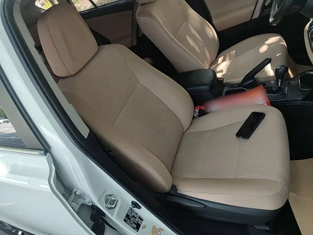 Toyota RAV4 2017 — фото 25