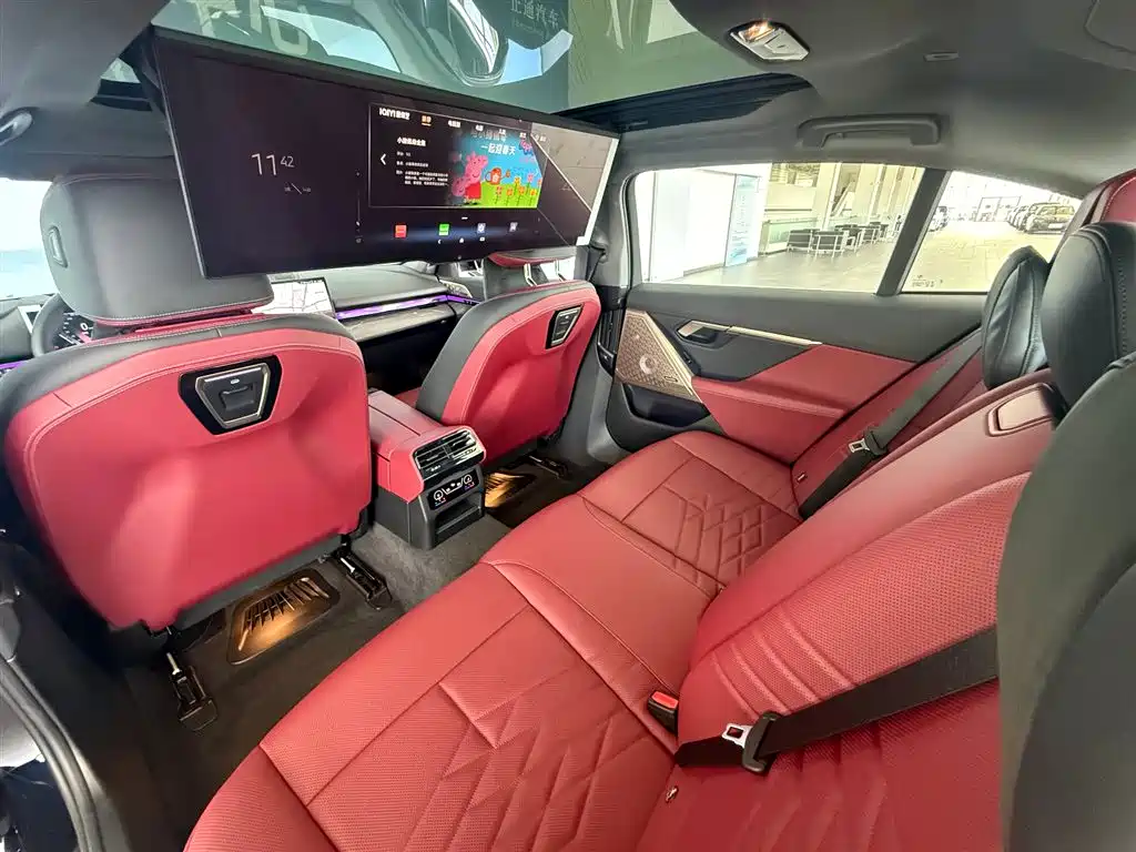 BMW 5 Series 2025 — фото 18
