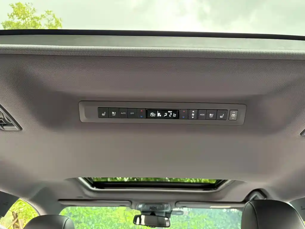 Toyota Sienna 2022 — фото 11