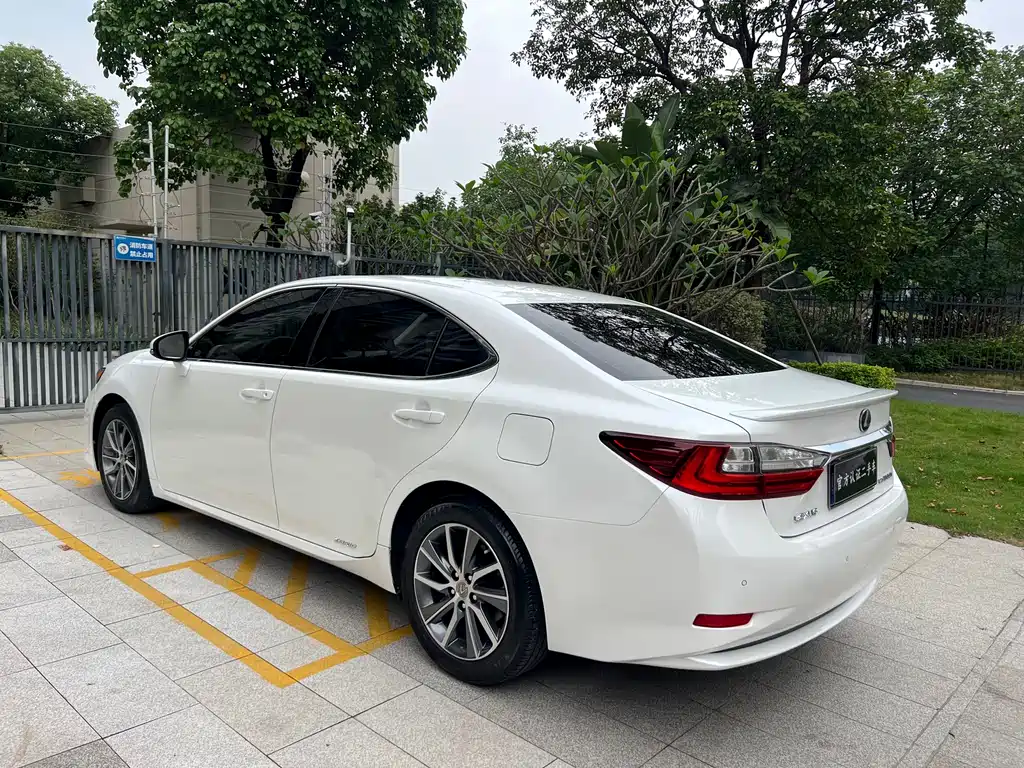 Lexus ES 2018 — фото 6