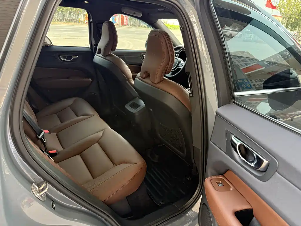 Volvo XC60 2023 — фото 20