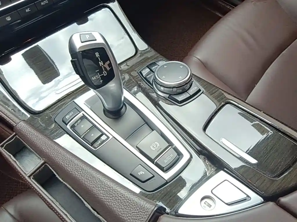 BMW 5 Series 2017 — фото 14