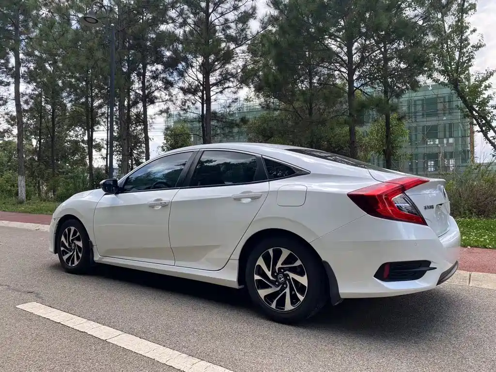 Honda Civic 2018 — фото 11