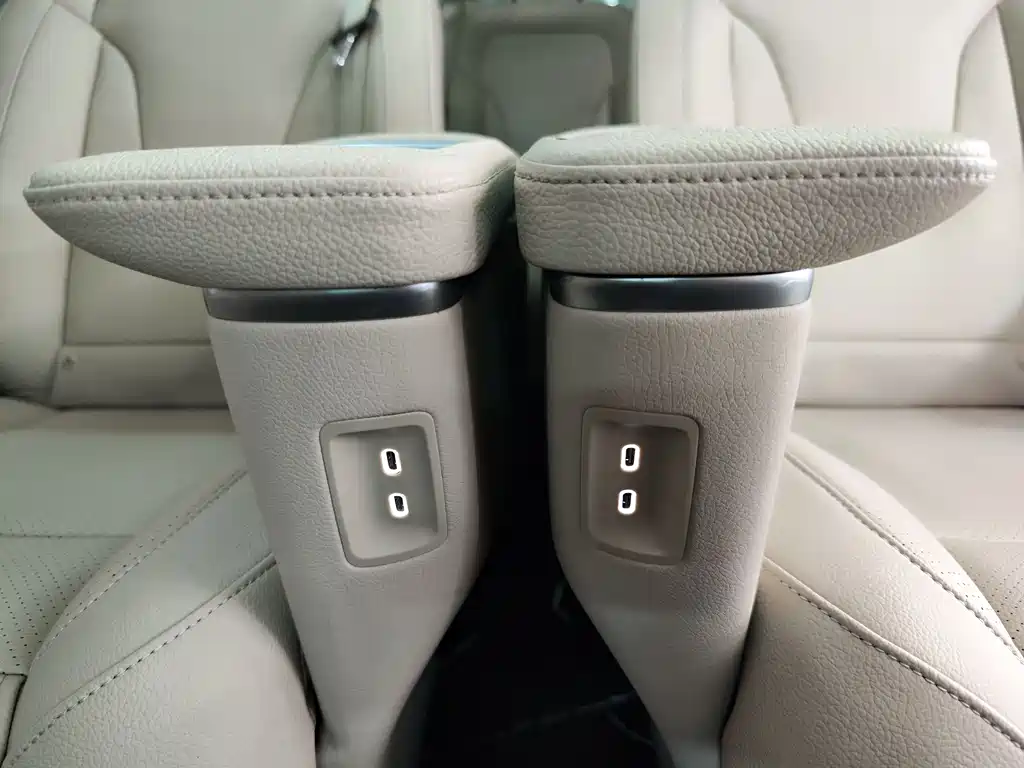 Mercedes-Benz V-Class 2023 — фото 22