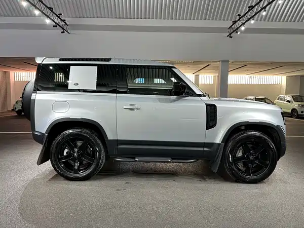 Land Rover Defender 2023