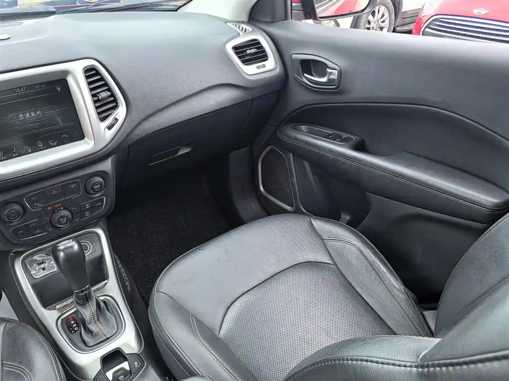 Jeep Compass 2018 — фото 13