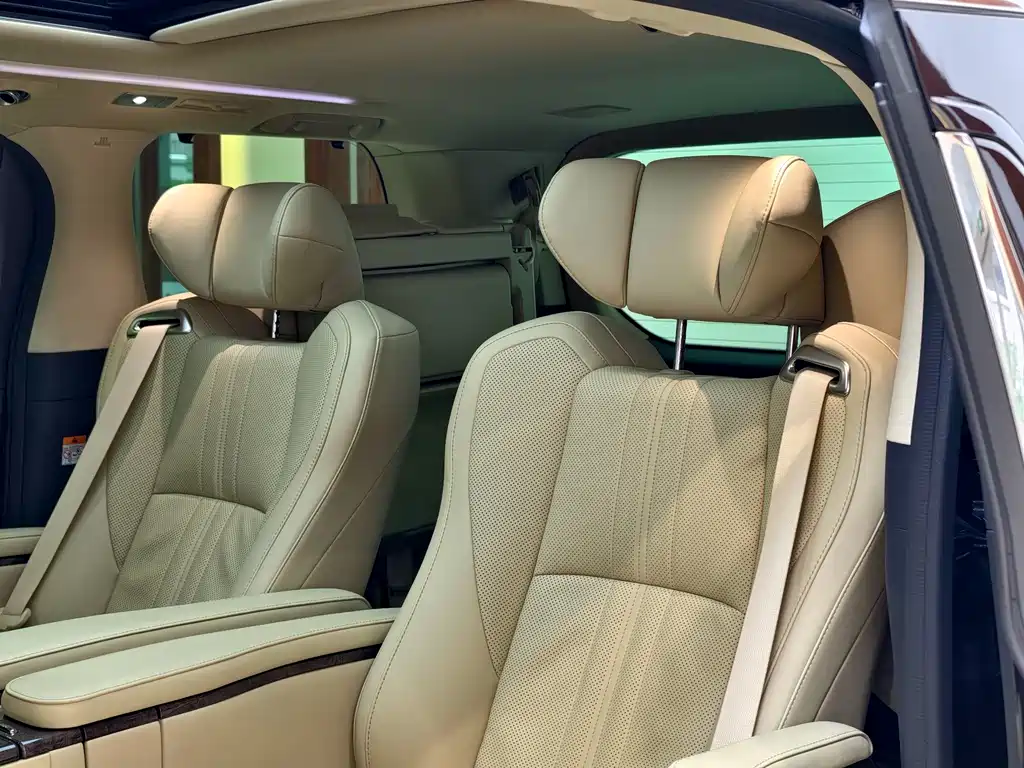 Toyota Alphard 2023 — фото 24