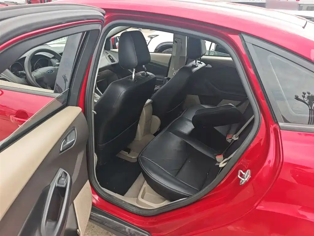 Ford Focus 2015 — фото 17