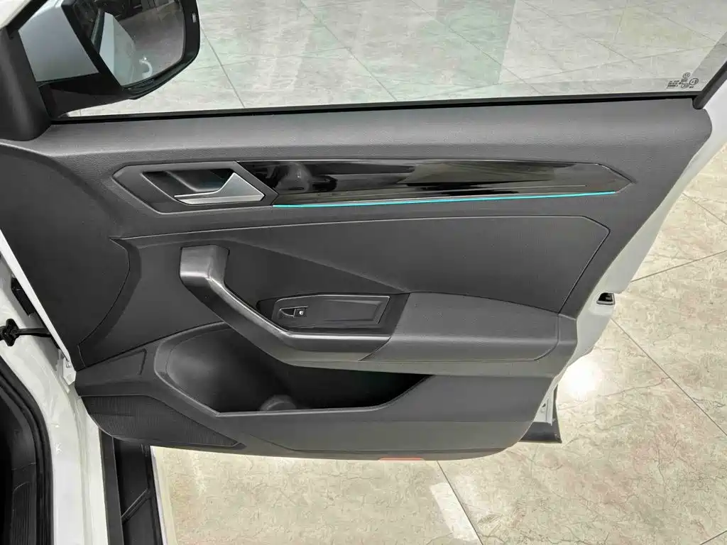 Volkswagen T-Roc 2023 — фото 12