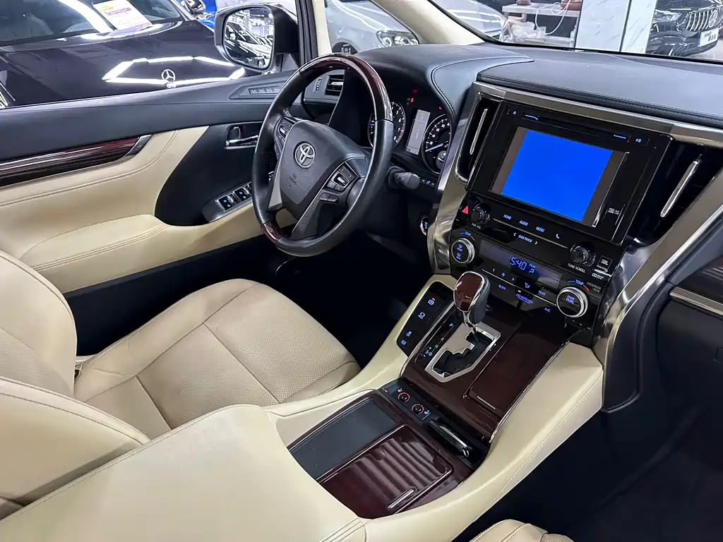 Toyota Alphard 2017 — фото 16