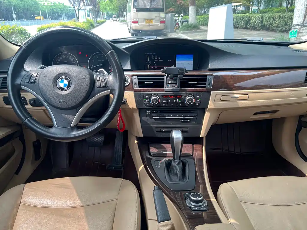 BMW 3 Series 2011 — фото 11