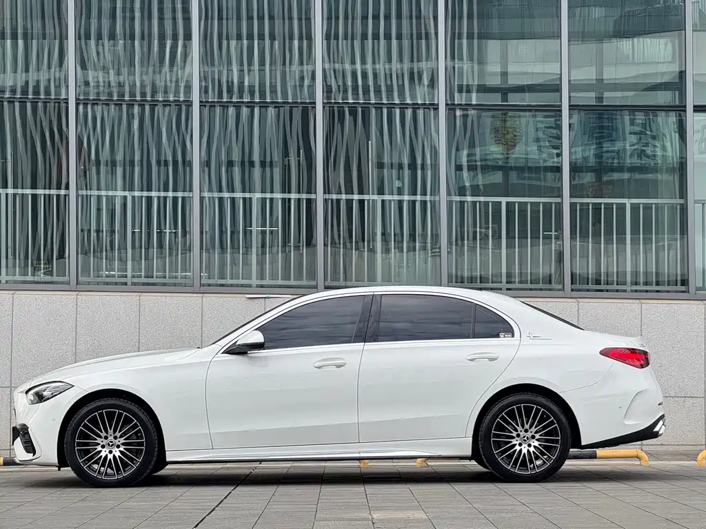 Mercedes-Benz C-Class 2024 — фото 4