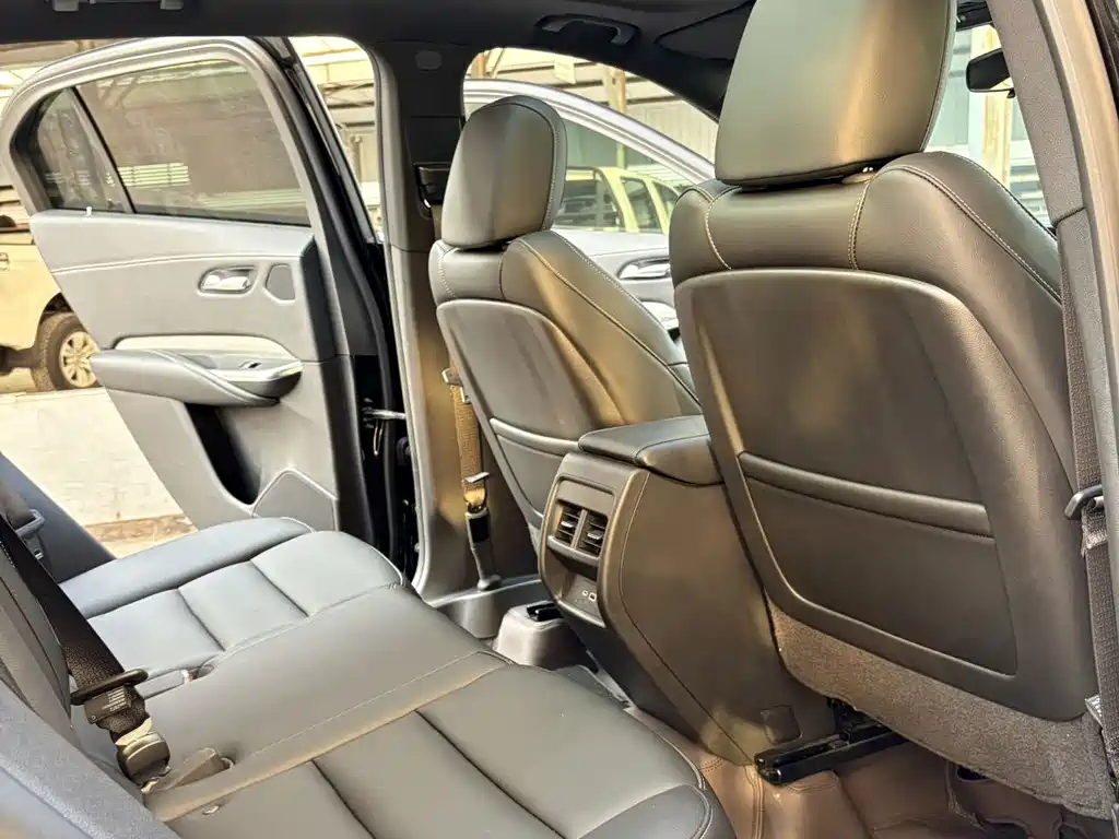 Cadillac XT4 2022 — фото 10
