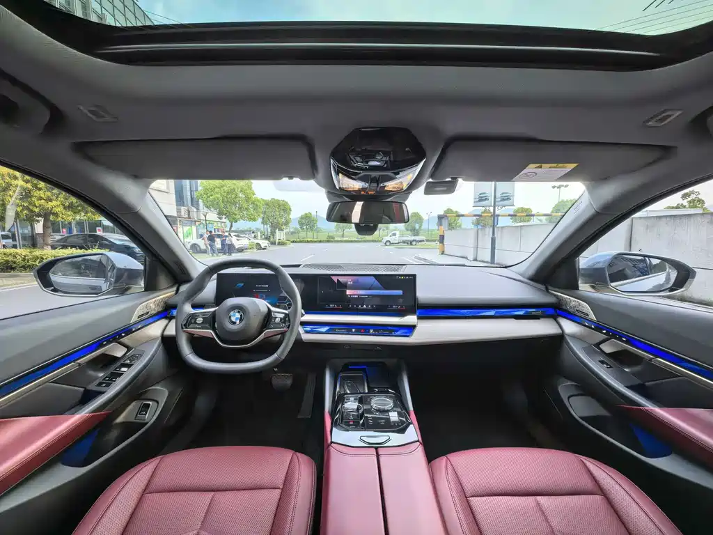 BMW 5 Series 2025 — фото 14