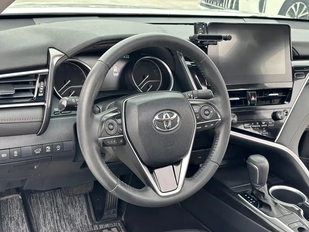 Toyota Camry 2023 — фото 16