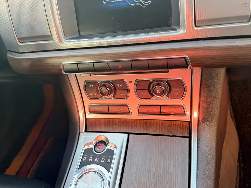 Jaguar XF 2014 — фото 16
