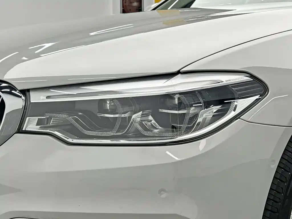 BMW 5 Series 2019 — фото 9