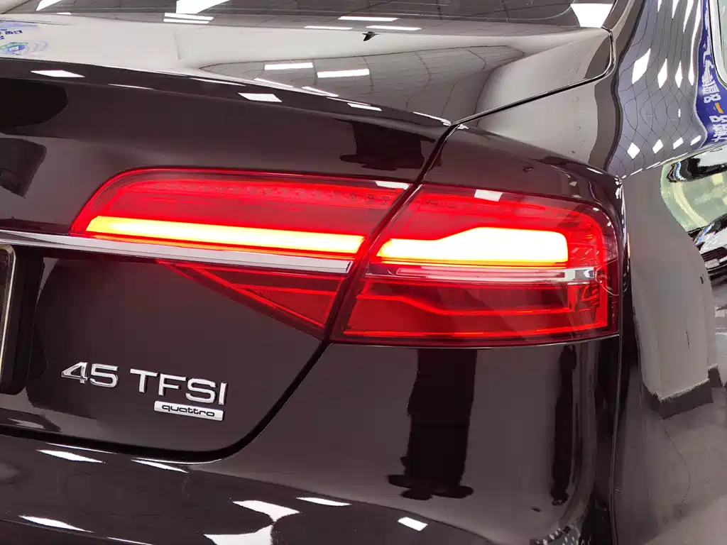 Audi A8 2017 — фото 21