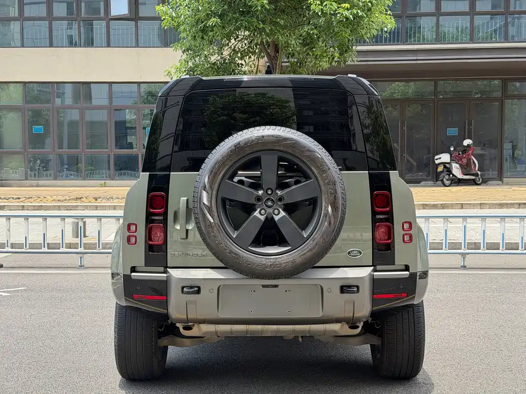 Land Rover Defender 2023 — фото 12