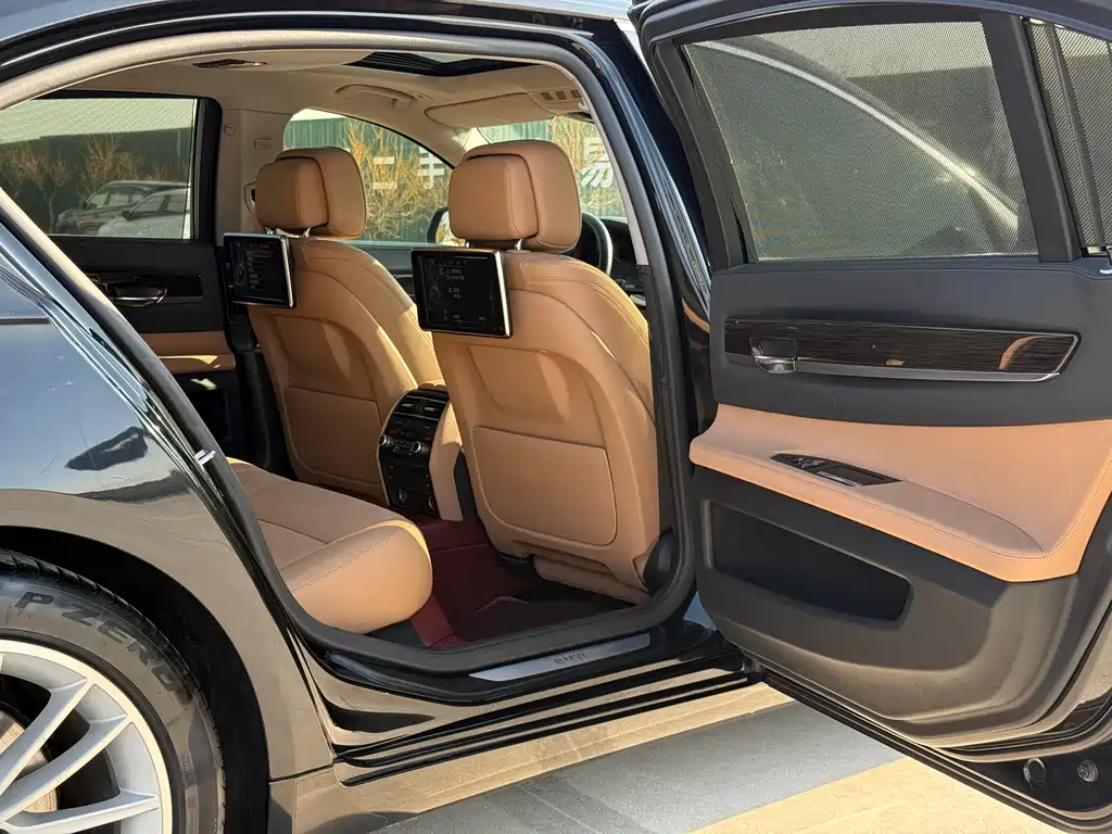BMW 7 Series 2015 — фото 34