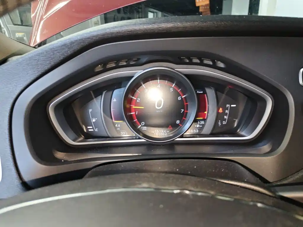 Volvo V40 2015 — фото 12