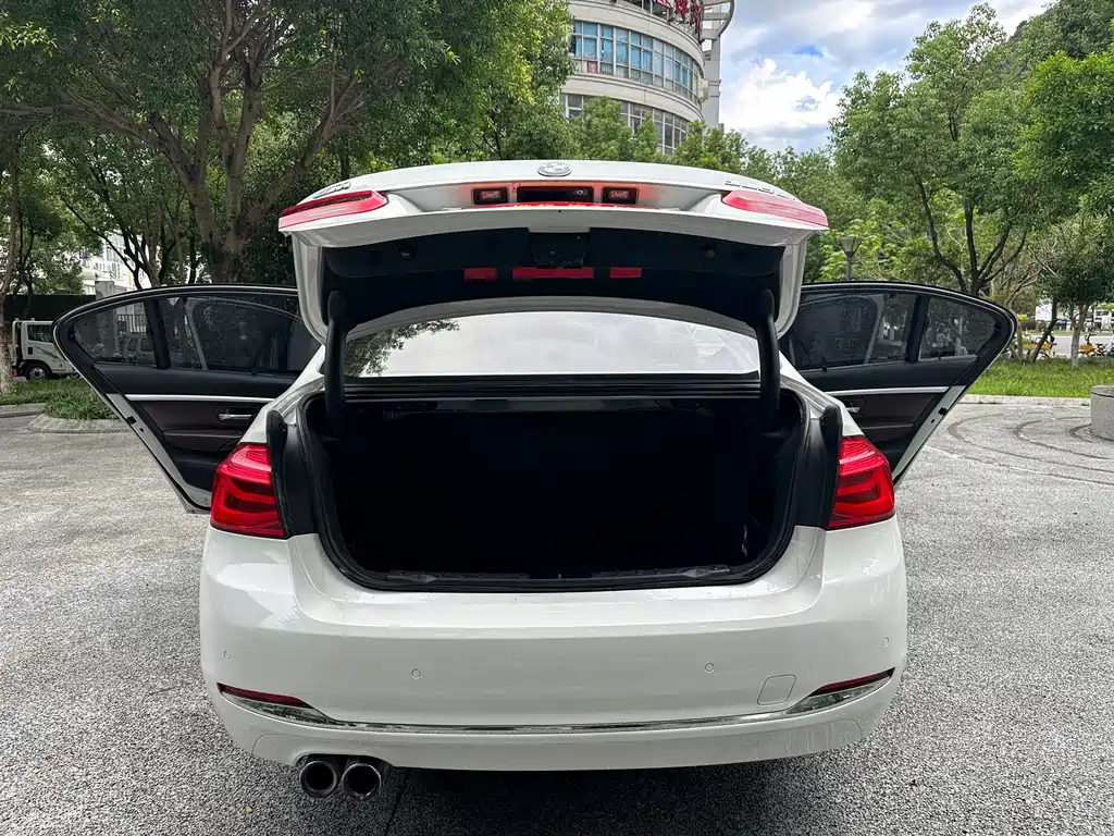 BMW 3 Series 2018 — фото 11