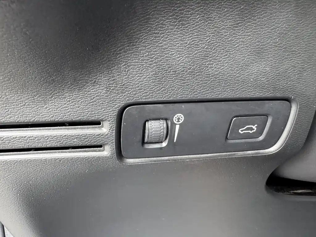 Volvo XC40 2022 — фото 14