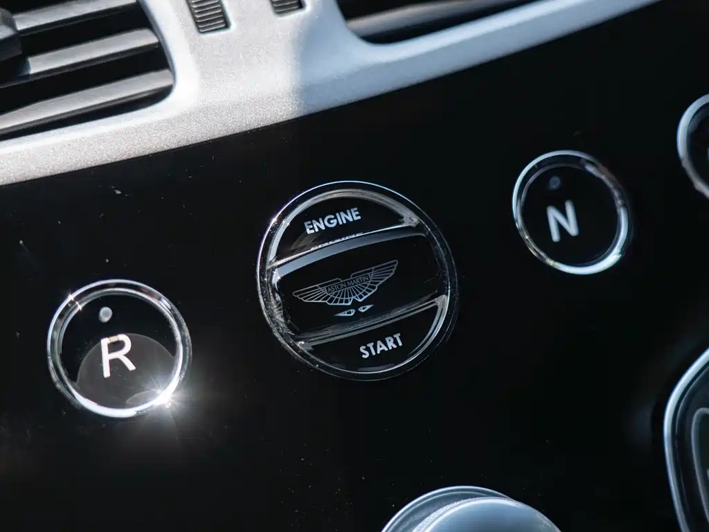Aston Martin Rapide 2017 — фото 19