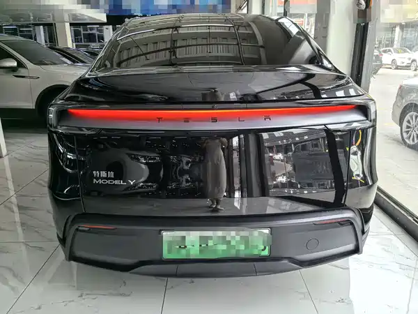 Tesla Model Y 2025