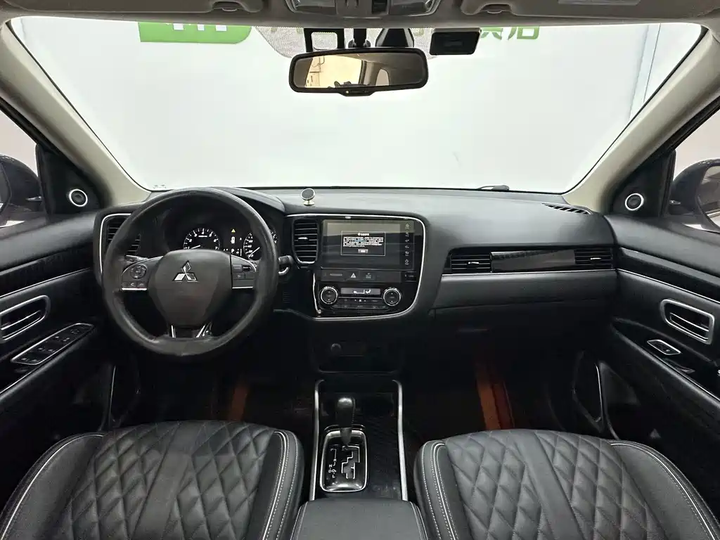 Mitsubishi Outlander 2022 — фото 10