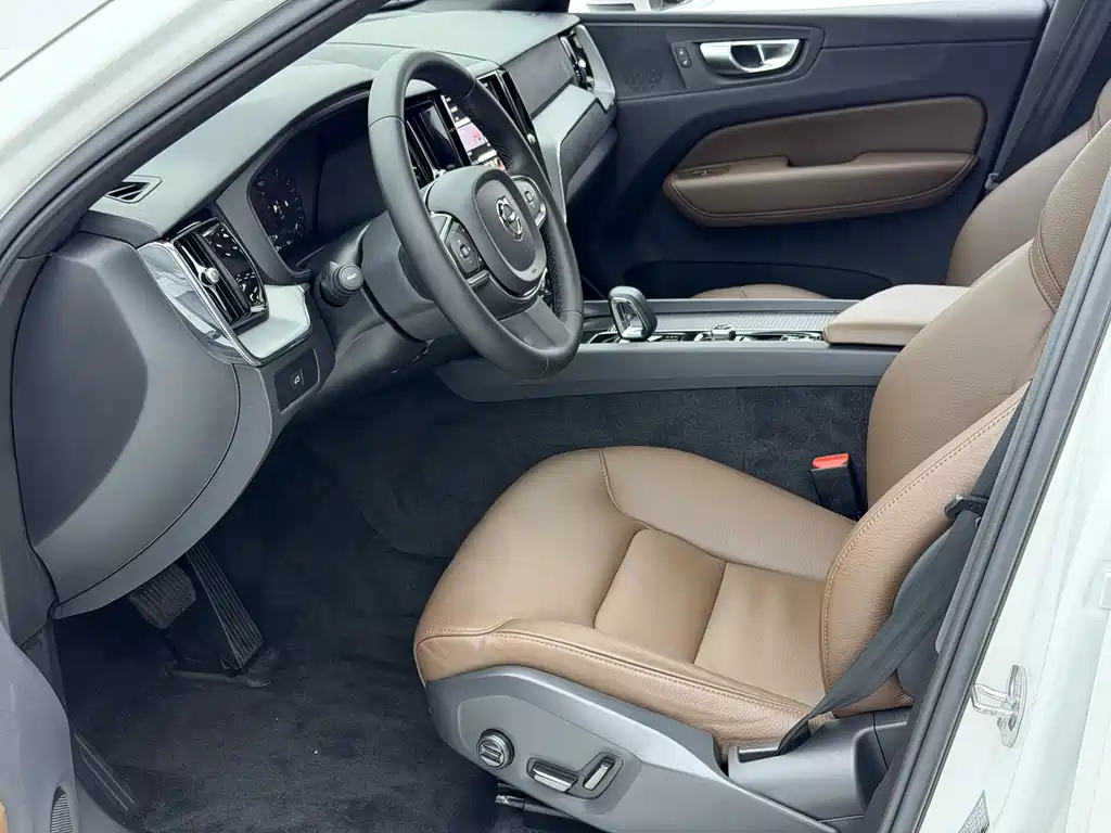 Volvo XC60 2023 — фото 4