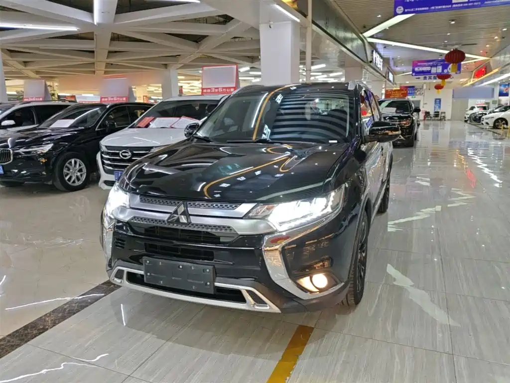 Mitsubishi Outlander 2021 — фото 2