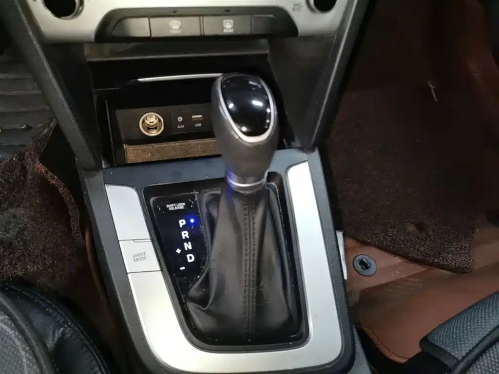 Hyundai Elantra 2016 — фото 14