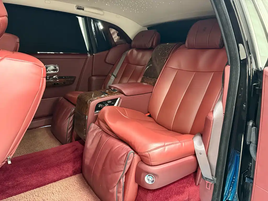 Rolls-Royce Phantom 2018 — фото 25