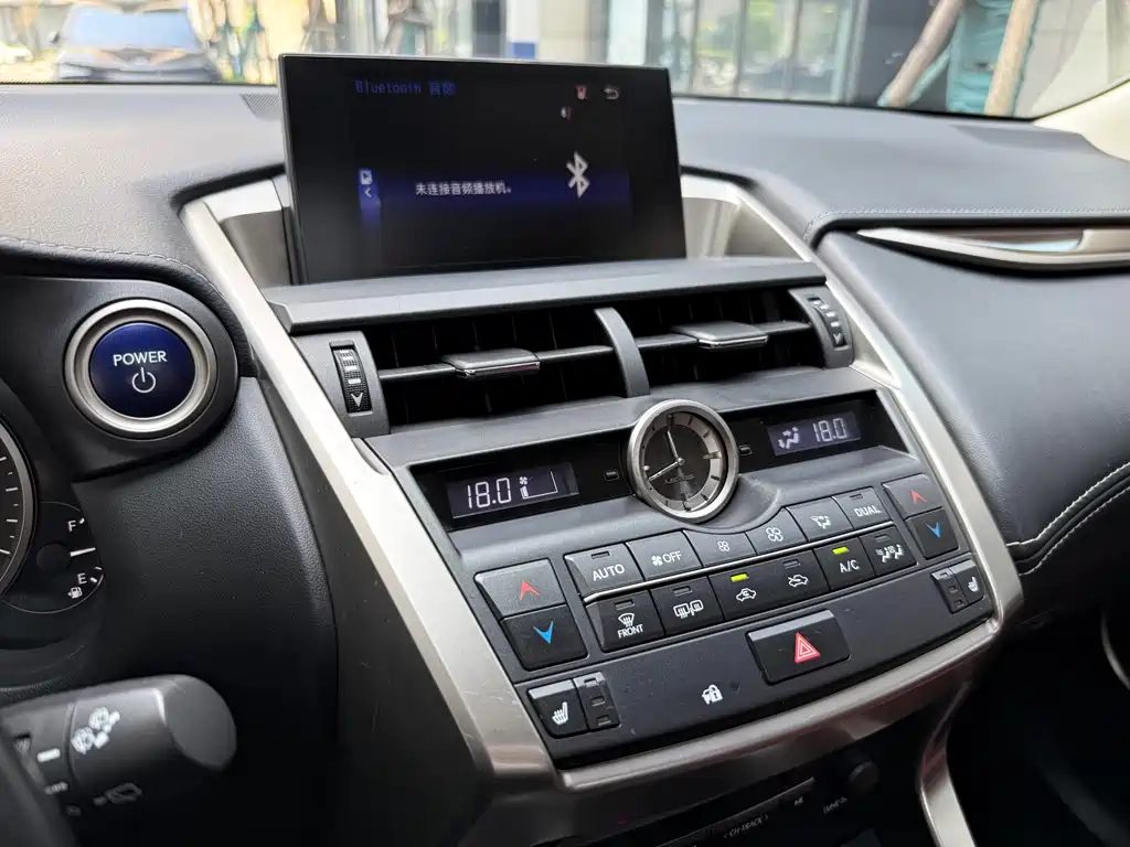 Lexus NX 2017 — фото 17