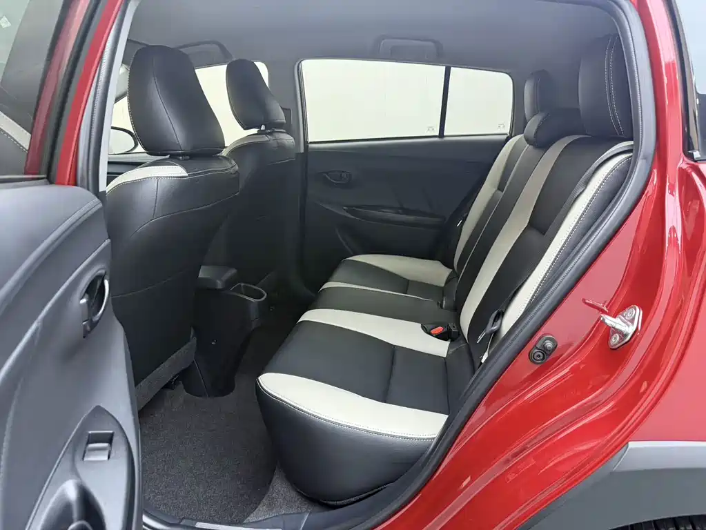 Toyota Yaris L 2022 — фото 9