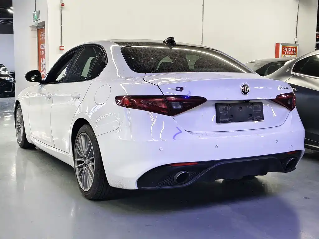 Alfa Romeo Giulia 2017 — фото 15