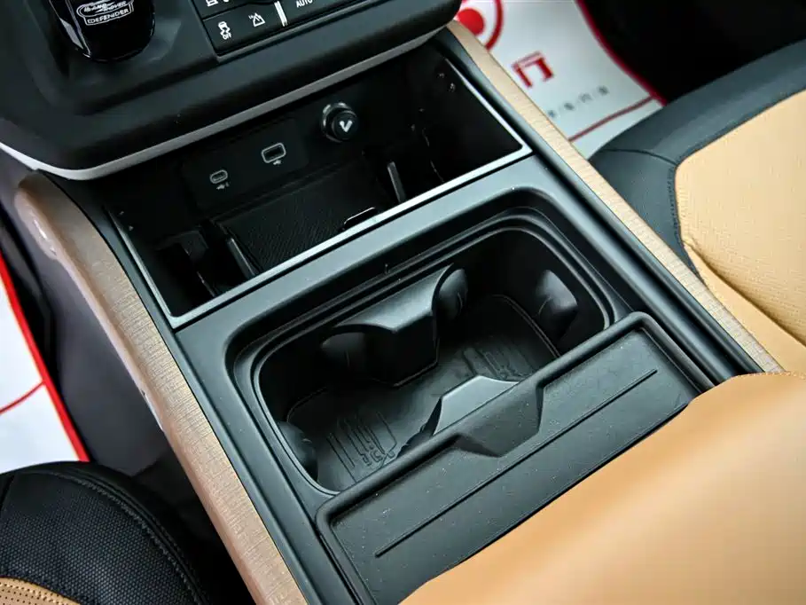 Land Rover Defender 2024 — фото 18