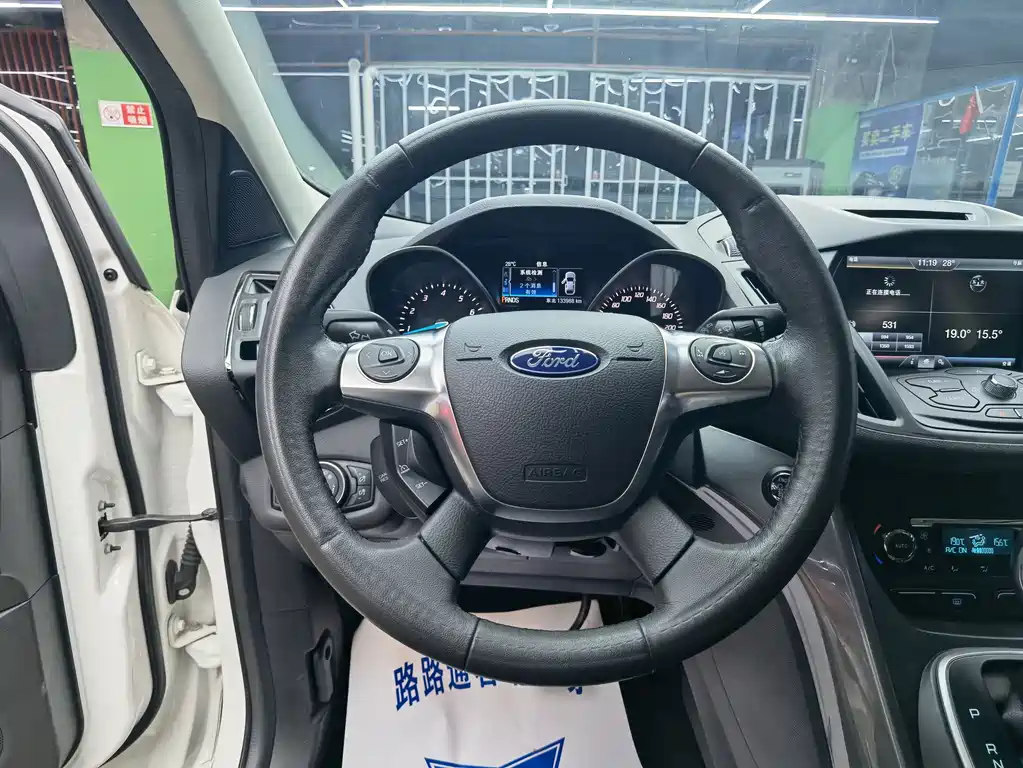 Ford Kuga 2015 — фото 10