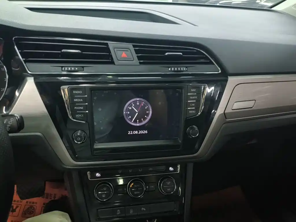 Volkswagen Touran 2018 — фото 13