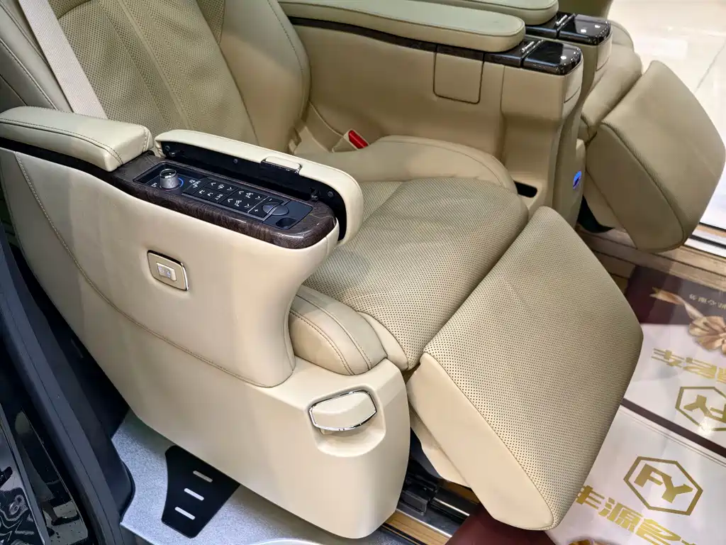 Toyota Alphard 2023 — фото 13
