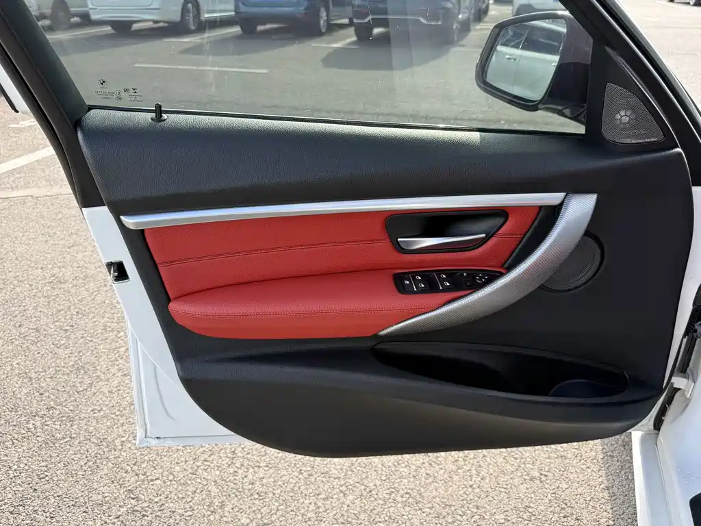BMW 3 Series 2019 — фото 11