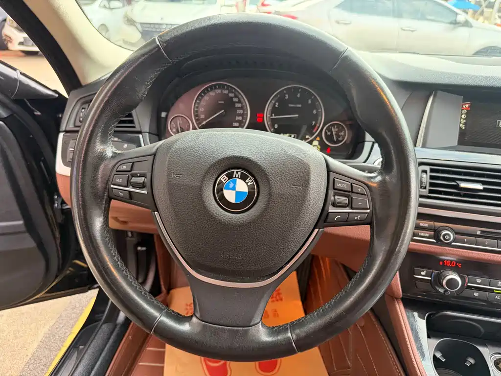 BMW 5 Series 2017 — фото 30