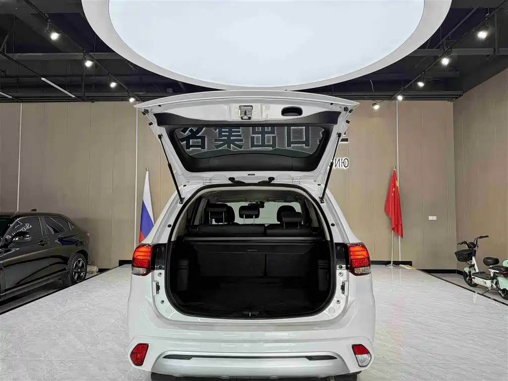 Mitsubishi Outlander 2022 — фото 15